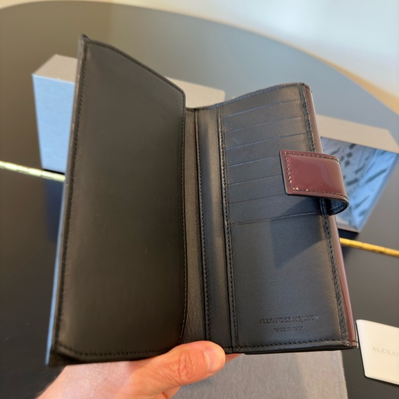 NWT Luxury RARE Chic Authentic Alexander McQueen Patent Leather Skull Wallet - Picture 14 of 17